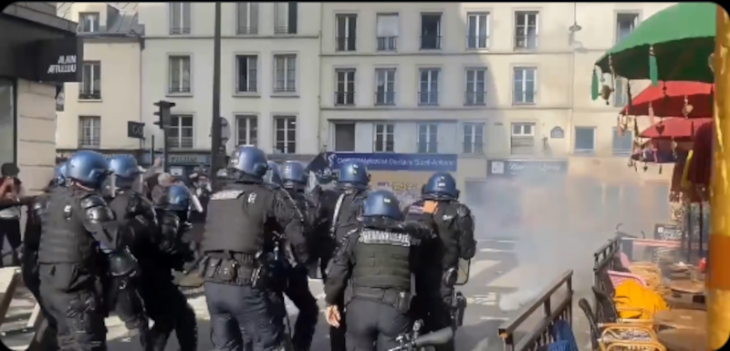 Више од сто хиљада Француза на улицама Париза протестује против Макроновог режима (видео) Више од сто хиљада Француза на улицама Париза протестује против Макроновог режима (видео)