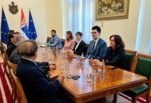 Најбоље да остатке дипломатије Брнабићка предаш у руке Гејтсу и Швабу! Најбоље да остатке дипломатије Брнабићка предаш у руке Гејтсу и Швабу!