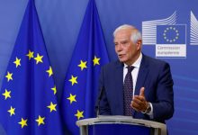 Излапели ЕУ декица плаши руског јежа голом гузицом Излапели ЕУ декица плаши руског јежа голом гузицом