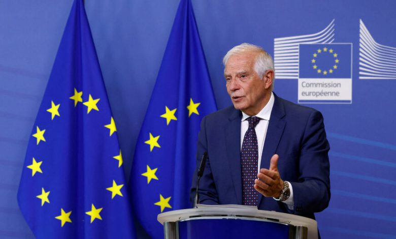Излапели ЕУ декица плаши руског јежа голом гузицом Излапели ЕУ декица плаши руског јежа голом гузицом
