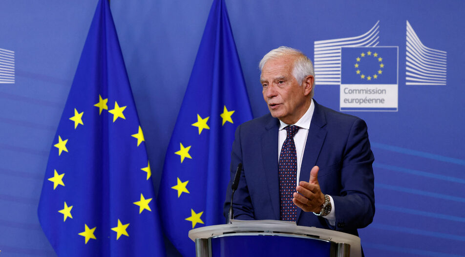 Излапели ЕУ декица плаши руског јежа голом гузицом Излапели ЕУ декица плаши руског јежа голом гузицом