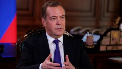 Медведев: Нобелову награду дати Лиз Трас за најбржи банкрот а Урсули фон дер Лајен за бизнис са вакцинама Медведев: Нобелову награду дати Лиз Трас за најбржи банкрот а Урсули фон дер Лајен за бизнис са вакцинама