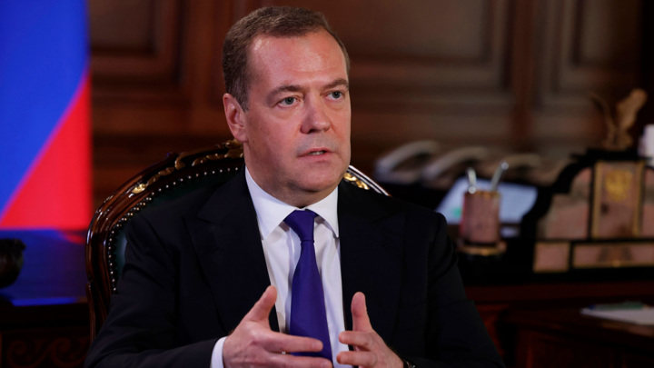 Медведев: Нобелову награду дати Лиз Трас за најбржи банкрот а Урсули фон дер Лајен за бизнис са вакцинама Медведев: Нобелову награду дати Лиз Трас за најбржи банкрот а Урсули фон дер Лајен за бизнис са вакцинама