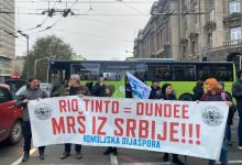 Протест испред Владе Србије, траже се оставке Брнабићке и Вучића због литујумског безакоња (видео) Протест испред Владе Србије, траже се оставке Брнабићке и Вучића због литујумског безакоња (видео)