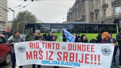 Протест испред Владе Србије, траже се оставке Брнабићке и Вучића због литујумског безакоња (видео) Протест испред Владе Србије, траже се оставке Брнабићке и Вучића због литујумског безакоња (видео)