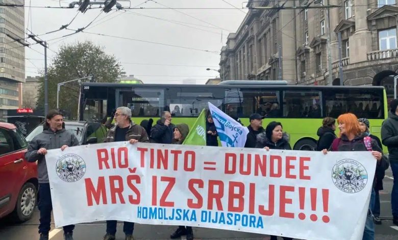 Протест испред Владе Србије, траже се оставке Брнабићке и Вучића због литујумског безакоња (видео) Протест испред Владе Србије, траже се оставке Брнабићке и Вучића због литујумског безакоња (видео)