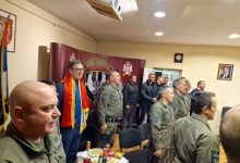 Интонира се химна, војска у ставу мирно а Вучић руке на дупету! Интонира се химна, војска у ставу мирно а Вучић руке на дупету!