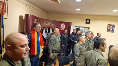 Интонира се химна, војска у ставу мирно а Вучић руке на дупету! Интонира се химна, војска у ставу мирно а Вучић руке на дупету!