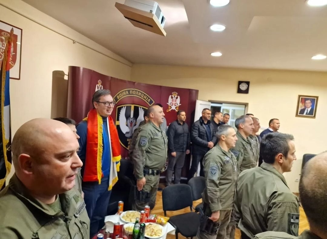 Интонира се химна, војска у ставу мирно а Вучић руке на дупету! Интонира се химна, војска у ставу мирно а Вучић руке на дупету!