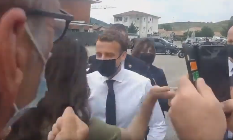 Звекнула Макрону шамарчину да му је маска слетела са лица! (видео) Звекнула Макрону шамарчину да му је маска слетела са лица! (видео)