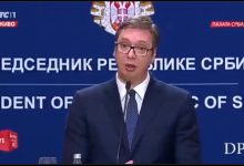 Хоће ли неко овог нашминканог злочинца одвести у затворску лудницу?! (видео)