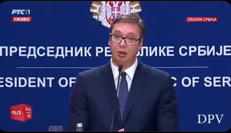 Хоће ли неко овог нашминканог злочинца одвести у затворску лудницу?! (видео) Хоће ли неко овог нашминканог злочинца одвести у затворску лудницу?! (видео)