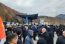 Пробијање кордона на Јарињу: Полиција тукла и хапсила народ (видео) Пробијање кордона на Јарињу: Полиција тукла и хапсила народ (видео)