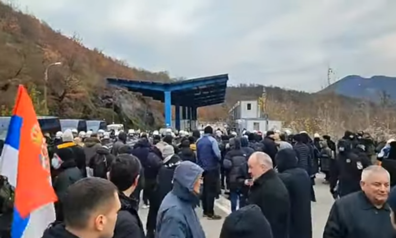 Пробијање кордона на Јарињу: Полиција тукла и хапсила народ (видео)