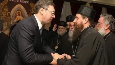 Ко је овој будали ставио митру на главу!? Ко је овој будали ставио митру на главу!?