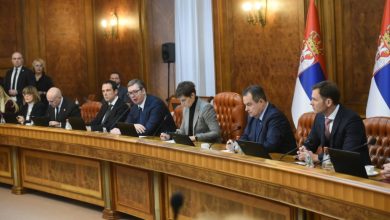 По ком законском основу ова издајничка јајара даје налоге влади и министрима?! По ком законском основу ова издајничка јајара даје налоге влади и министрима?!