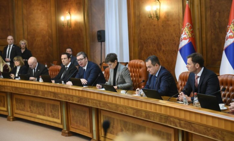 По ком законском основу ова издајничка јајара даје налоге влади и министрима?! По ком законском основу ова издајничка јајара даје налоге влади и министрима?!