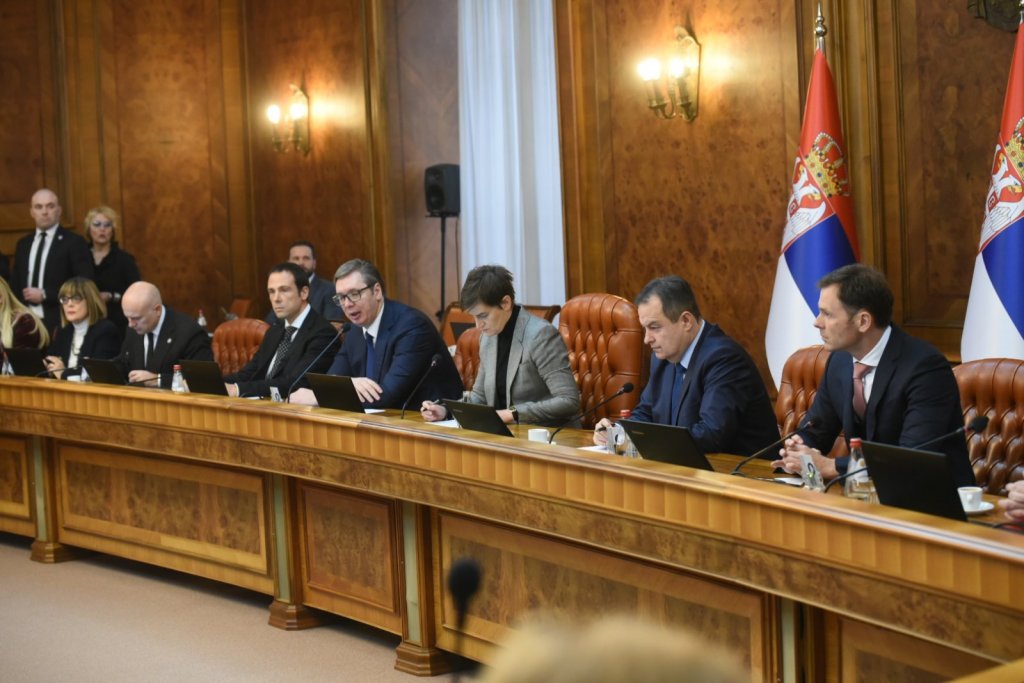 По ком законском основу ова издајничка јајара даје налоге влади и министрима?!