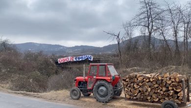 КиМ: Мештани Лепосавића више од десет дана на протесту због експропријације 80 хектара земље и изградње треће по реду "базе пограничне косовске полиције" КиМ: Мештани Лепосавића више од десет дана на протесту због експропријације 80 хектара земље и изградње треће по реду "базе пограничне косовске полиције"