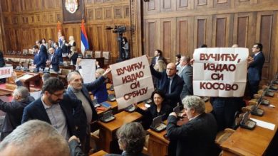 Чим је ушао Вучић са свих страна – „Издајник“ и „Капитулација“! Чим је ушао Вучић са свих страна – „Издајник“ и „Капитулација“!
