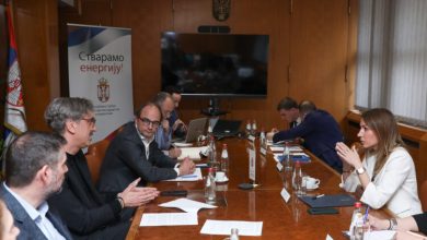 Има ли у Србији каквог индустријалца да напуши ова два идиота? Има ли у Србији каквог индустријалца да напуши ова два идиота?