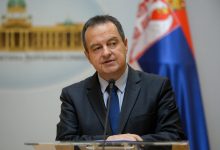 Поделићеш ти са Вучићем и затворску ћелију ђубре издајничко! Поделићеш ти са Вучићем и затворску ћелију ђубре издајничко!
