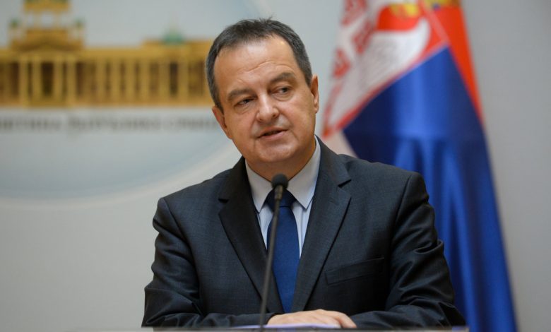Поделићеш ти са Вучићем и затворску ћелију ђубре издајничко! Поделићеш ти са Вучићем и затворску ћелију ђубре издајничко!