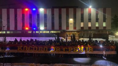 БРАЋА ЗАУВЕК: Руси послали снажну поруку Србима испред амбасаде у Москви (видео) БРАЋА ЗАУВЕК: Руси послали снажну поруку Србима испред амбасаде у Москви (видео)
