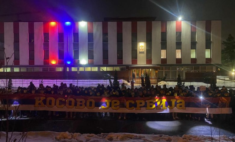 БРАЋА ЗАУВЕК: Руси послали снажну поруку Србима испред амбасаде у Москви (видео) БРАЋА ЗАУВЕК: Руси послали снажну поруку Србима испред амбасаде у Москви (видео)