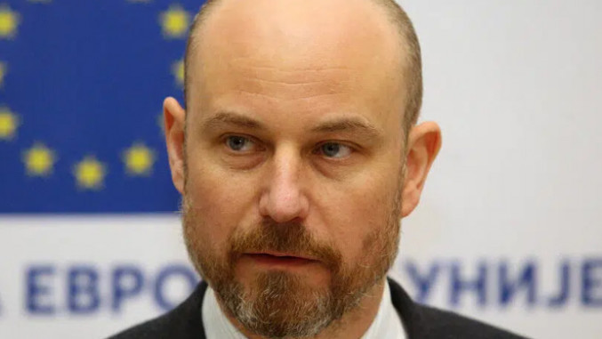 Ту ЕУ шаргарепу за Србију да узмеш и да је набијеш тамо, знаш ти већ где! Ту ЕУ шаргарепу за Србију да узмеш и да је набијеш тамо, знаш ти већ где!