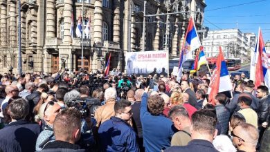 Блокада издајничких НАТО институција: Протест испред Владе, не дамо КиМ! (видео) Блокада издајничких НАТО институција: Протест испред Владе, не дамо КиМ! (видео)