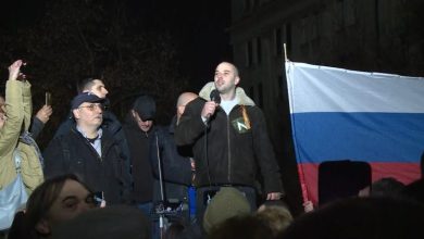 Држава гони Дамјана Кнежевића и Дејана Златановића због "позивања на насилну промену уставног уређења и насилно свргавање председника Србије" Држава гони Дамјана Кнежевића и Дејана Златановића због "позивања на насилну промену уставног уређења и насилно свргавање председника Србије"