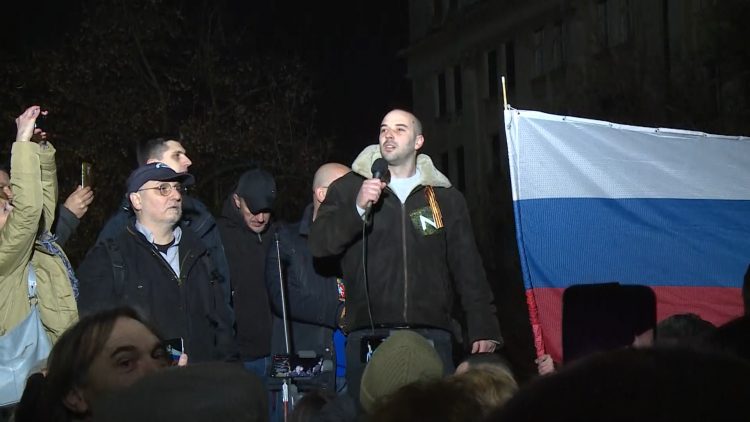 Држава гони Дамјана Кнежевића и Дејана Златановића због "позивања на насилну промену уставног уређења и насилно свргавање председника Србије" Држава гони Дамјана Кнежевића и Дејана Златановића због "позивања на насилну промену уставног уређења и насилно свргавање председника Србије"