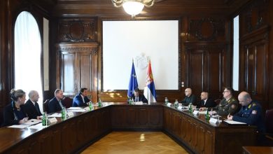 Ова издајничка говна, наркомане и будале стрпати у војни камион и одвести у непознатом правцу! Ова издајничка говна, наркомане и будале стрпати у војни камион и одвести у непознатом правцу!