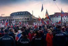 ПОБУНА ПРОТИВ НАТО И САД у Братислави: Словаци клицали Русима и Србима (видео) ПОБУНА ПРОТИВ НАТО И САД у Братислави: Словаци клицали Русима и Србима (видео)