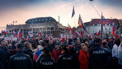 ПОБУНА ПРОТИВ НАТО И САД у Братислави: Словаци клицали Русима и Србима (видео) ПОБУНА ПРОТИВ НАТО И САД у Братислави: Словаци клицали Русима и Србима (видео)