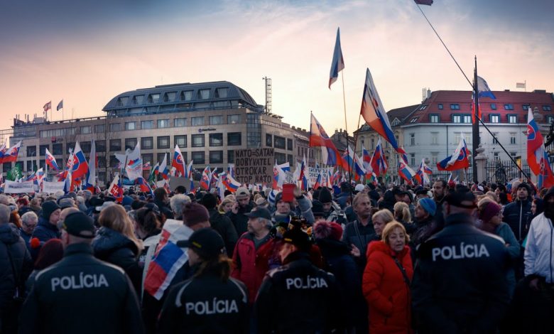 ПОБУНА ПРОТИВ НАТО И САД у Братислави: Словаци клицали Русима и Србима (видео) ПОБУНА ПРОТИВ НАТО И САД у Братислави: Словаци клицали Русима и Србима (видео)