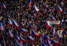 Десетине хиљада Чеха на антивладином протесту у Прагу (видео) Десетине хиљада Чеха на антивладином протесту у Прагу (видео)