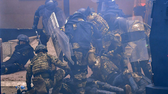 У Звечану много повређених, један Србин рањен из "калашњикова" У Звечану много повређених, један Србин рањен из "калашњикова"