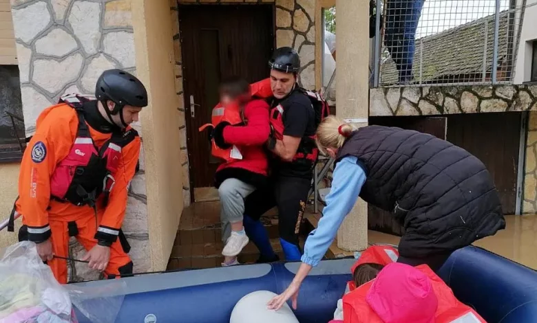 Драматично у западној Србији: До сада евакуисано 38 особа због поплава Драматично у западној Србији: До сада евакуисано 38 особа због поплава
