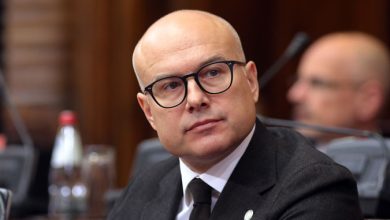 Андреј Вучић је јалово лево мудо пребацио на десну страну!