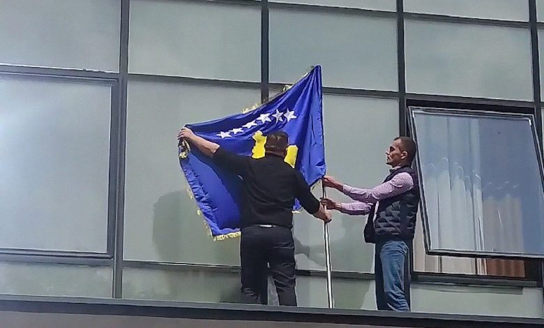 ИСТОРИЈА ВЕЛЕИЗДАЈЕ! Погледајте како је Вучић шиптарима предао Косовску Митровицу и читав север Космета (видео) ИСТОРИЈА ВЕЛЕИЗДАЈЕ! Погледајте како је Вучић шиптарима предао Косовску Митровицу и читав север Космета (видео)