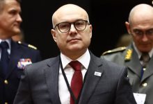Лево мудо Андреја Вучића аванзовало и постало КУРЦОГЛАВАЦ! Лево мудо Андреја Вучића аванзовало и постало КУРЦОГЛАВАЦ!