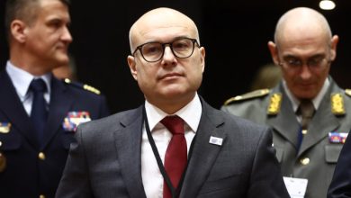 Лево мудо Андреја Вучића аванзовало и постало КУРЦОГЛАВАЦ! Лево мудо Андреја Вучића аванзовало и постало КУРЦОГЛАВАЦ!
