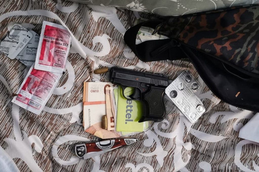 Полиција у Пироту пронашла аутоматске пушке код миграната из Авганистана Полиција у Пироту пронашла аутоматске пушке код миграната из Авганистана