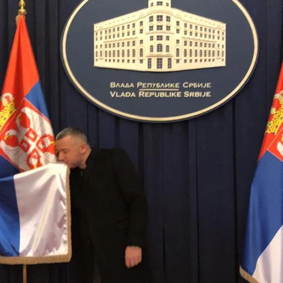 У згради владе Србије љуби заставу док шверцује кокаин У згради владе Србије љуби заставу док шверцује кокаин