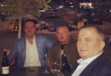У згради владе Србије љуби заставу док шверцује кокаин У згради владе Србије љуби заставу док шверцује кокаин