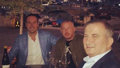 У згради владе Србије љуби заставу док шверцује кокаин У згради владе Србије љуби заставу док шверцује кокаин