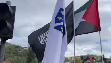У Сарајеву се вијоре џихадистички црни барјаци Исламске државе У Сарајеву се вијоре џихадистички црни барјаци Исламске државе