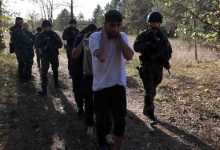 Полиција код миграната нашла аутоматско оружје и огромне количине муниције (видео) Полиција код миграната нашла аутоматско оружје и огромне количине муниције (видео)